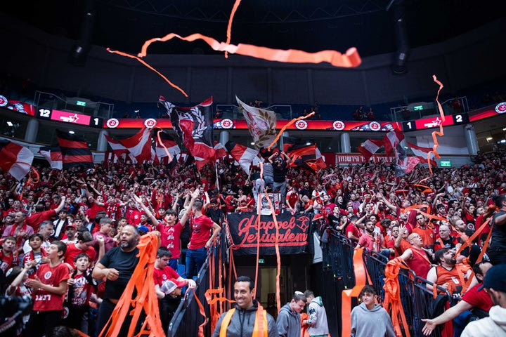 ΑΕΚ: Βεγγαλικά και βαρελότα από οπαδούς της Χάποελ στο ξενοδοχείο της “Ένωσης” τα ξημερώματα