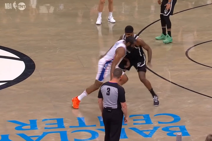 NBA: Ο Χάρντεν αποβλήθηκε στο Game 3 με τους Νετς για χτύπημα στα γεννητικά όργανα του Ο’Νιλ
