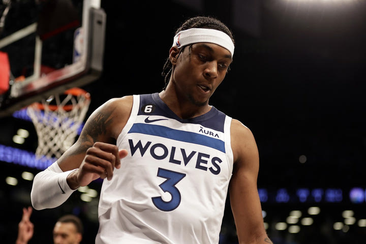 NBA, Γουλβς: Κάταγμα στο χέρι ο ΜακΝτάνιελς, που αυτοτραυματίστηκε, εκτός για την σεζόν