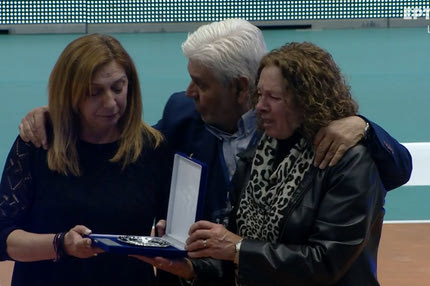 Ολυμπιακός – ΠΑΟΚ: Συγκινητική η βράβευση στην οικογένεια του Βαγγέλη Κουτουλέα