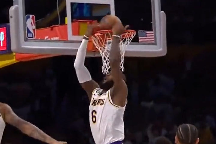 NBA, ΛεΜπρόν Τζέιμς: Τρέλανε κόσμο με υπέροχο ανάποδο κάρφωμα στον αιφνιδιασμό