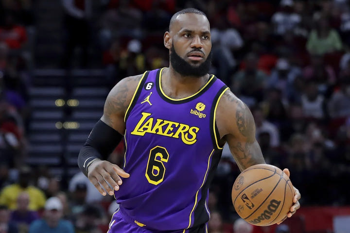 NBA, ΛεΜπρόν Τζέιμς: Πιθανό το χειρουργείο στο πόδι το καλοκαίρι, αγωνιζόταν τραυματίας στα playoffs