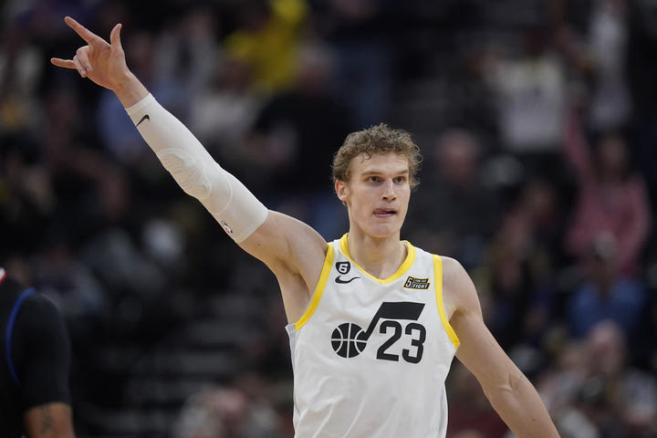 NBA: Ο διαστημικός Μάρκανεν έβαλε 51 πόντους και οι Τζαζ λύγισαν τους Σανς στην παράταση