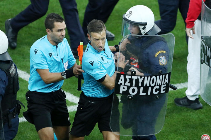 Ο Ντάβιντε Μάσα έγραψε στο Φύλλο Αγώνα ότι αισθάνθηκε χτύπημα στα γεννητικά του όργανα στη φυσούνα
