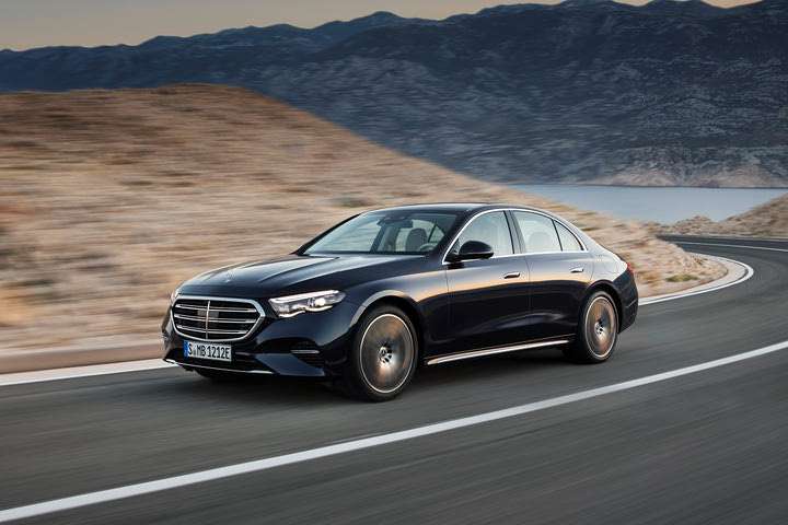 Νέα Mercedes-Benz E-Class: Μεγαλύτερη, πολυτελέστερη, υβριδική και με ενσωματωμένο TikTok