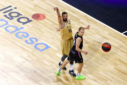 Τενερίφη – Μπαρτσελόνα 76-79: Οι μπλαουγκράνα απέδρασαν από τα Κανάρια Νησιά