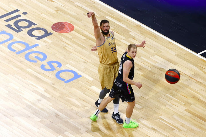 Τενερίφη – Μπαρτσελόνα 76-79: Οι μπλαουγκράνα απέδρασαν από τα Κανάρια Νησιά