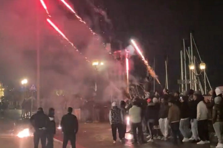Νάπολι: Οπαδοί των παρτενοπέι έκαναν χαμό με πυροτεχνήματα και συνθήματα έξω απ’ το ξενοδοχείο της Μίλαν