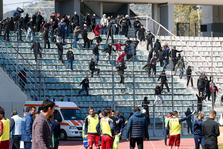 Νίκη Βόλου – ΑΕΛ: Προσωρινή διακοπή στο 49′ λόγω επεισοδίων στις εξέδρες