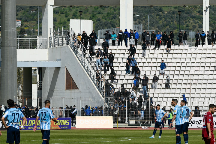 Νίκη Βόλου – ΑΕΛ: Οριστική διακοπή στο ματς λόγω επεισοδίων μεταξύ των οπαδών των δύο ομάδων