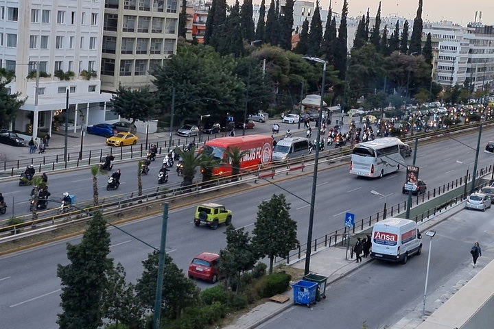 Παναθηναϊκός – Ολυμπιακός: Πανικός με εκατοντάδες μηχανές στη Συγγρού να συνοδεύουν το ερυθρόλευκο πούλμαν