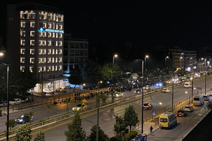 Εκατοντάδες οπαδοί της ΑΕΚ περιμένουν την αποστολή στη Συγγρού
