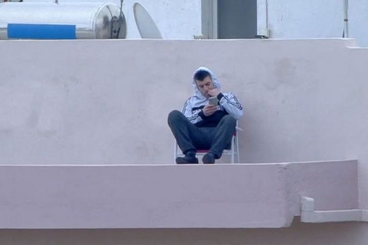 Οπαδός του ΟΦΗ βλέπει το ματς με τη Λαμία από την ταράτσα
