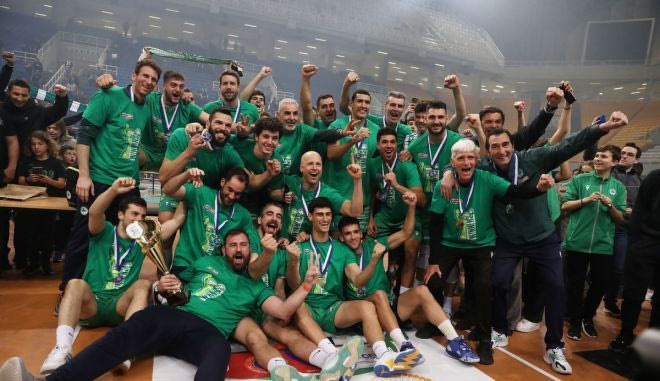 Η απονομή του τροπαίου του Λιγκ Καπ στον Παναθηναϊκό