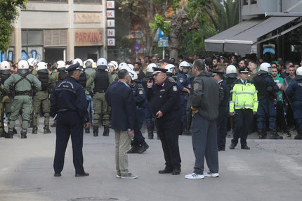 Παναθηναϊκός – ΑΕΚ: Ενας τραυματίας στην ένταση έξω από τη Λεωφόρο ανάμεσα σε ΜΑΤ και οπαδούς, χρήση δακρυγόνων από την αστυνομία