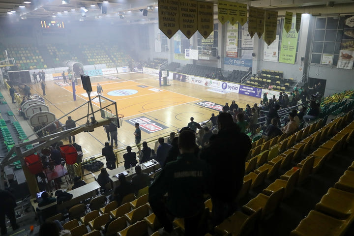 Παναθηναϊκός – Ολυμπιακός: Προσωρινή διακοπή στο ματς, ο διαιτητής ζήτησε εκκένωση του γηπέδου