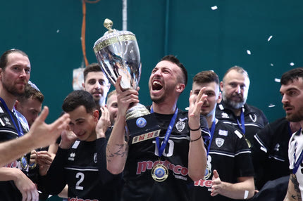 Ολυμπιακός – ΠΑΟΚ: Οι παίκτες του Δικεφάλου σήκωσαν το τρόπαιο στο κλειστό της Καλαμάτας