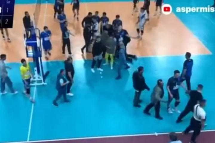 Χαμός και ξύλο σε αγώνα βόλεϊ στην Πάτρα: Οπαδός χτύπησε παίκτη και προπονητή