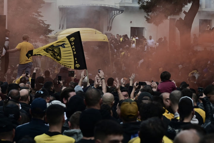 ΑΕΚ: Πανζουρλισμός στην αναχώρηση της αποστολής για τη Λεωφόρο:, “Να τοι, να τοι, οι πρωταθλητές”
