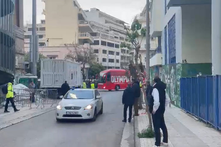 Ολυμπιακός: Η άφιξη του πούλμαν της ερυθρόλευκης αποστολής στη Λεωφόρο