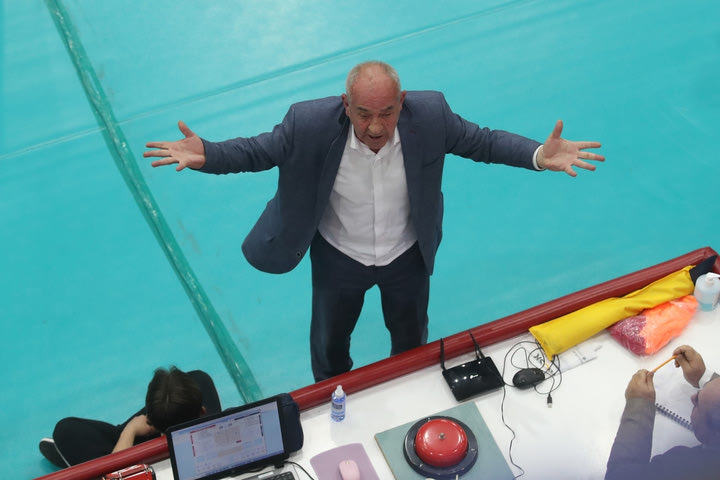 Ολυμπιακός – ΠΑΟΚ: Ένταση με την αποβολή του team manager του “δικεφάλου” στον τρίτο τελικό της Volleyleague ανδρών