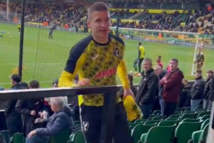 Ο Τζόλης χτύπησε φίλαθλο της Νόριτς με σουτ και τού έδωσε φανέλα για να ζητήσει συγγνώμη