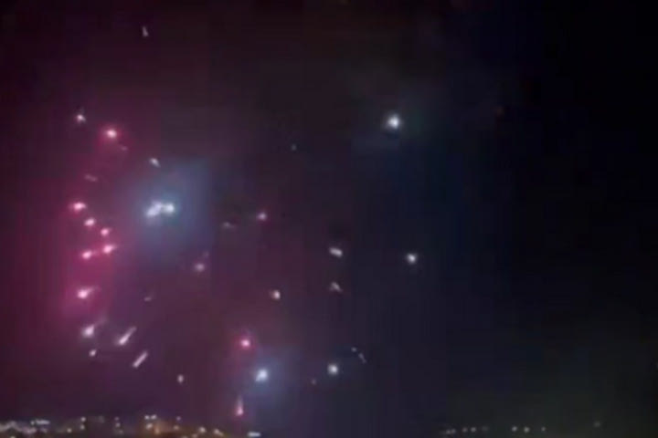 ΑΕΚ: Το VIDEO με τους οπαδούς της Χάποελ Ιερουσαλήμ με τα βεγγαλικά έξω από το ξενοδοχείο της “Ένωσης”