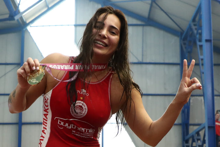 Ολυμπιακός: Οι καρδιές της Νικόλ Ελευθεριάδου για τον αγαπημένο της Σάσα Βεζένκοβ μέσα από το ΣΕΦ