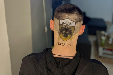 ΑΕΚ: Οπαδός της Ένωσης σχεδίασε στο κεφάλι του το σήμα της ομάδας του για να γιορτάσει το φετινό πρωτάθλημα