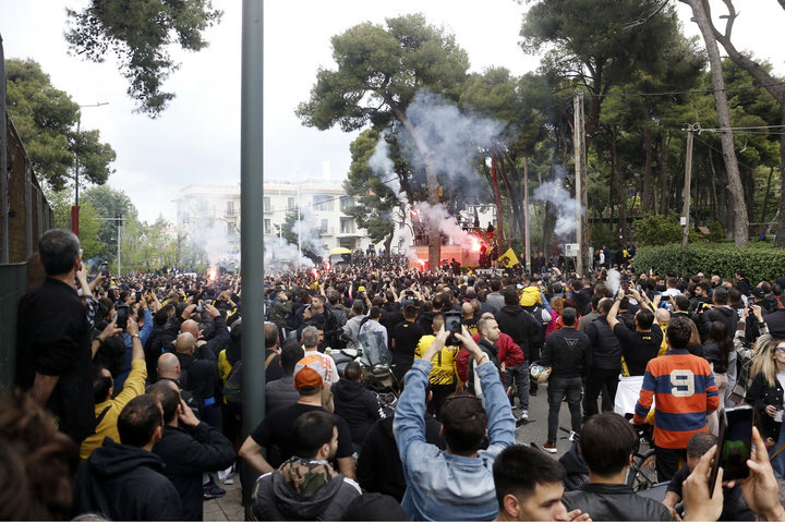 ΑΕΚ: Η λαοθάλασσα στο ξενοδοχείο και η διαμαρτυρία του Τζαβέλλα και του πάγκου για τη φάση του Ρότα