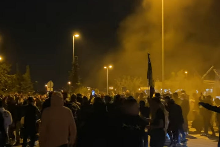 ΑΕΚ: Πανικός από χιλιάδες οπαδούς στο Ελευθέριος Βενιζέλος εν αναμονή της άφιξης της αποστολής