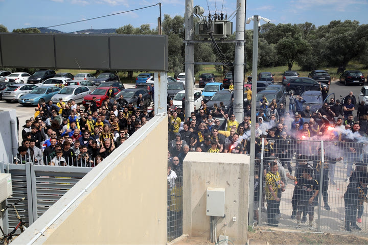 ΑΕΚ: Οπαδοί πήγαν στα Σπάτα για να αποθεώσουν τους παίκτες παρά την αναβολή του αγώνα με τον Άρη
