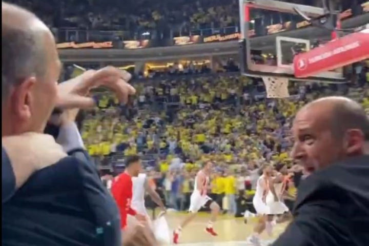 Φενέρμπαχτσε – Ολυμπιακός: Το buzzer-beater του Σλούκα μέσα από το γήπεδο και οι πανηγυρισμοί των Αγγελόπουλων
