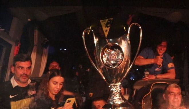 Αποθέωση για τον Αλμέιδα από τους οπαδούς της ΑΕΚ στα διόδια των Αφιδνών