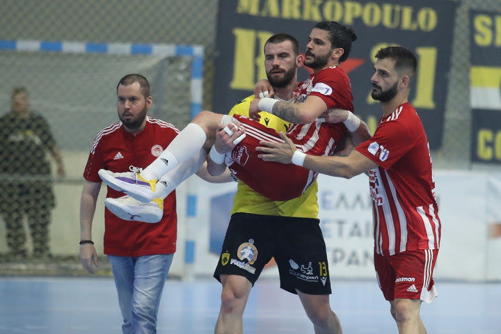 ΑΕΚ – Ολυμπιακός: Ο Αλμέιδα πήρε αγκαλιά τον Δομπρή που είχε τραυματιστεί
