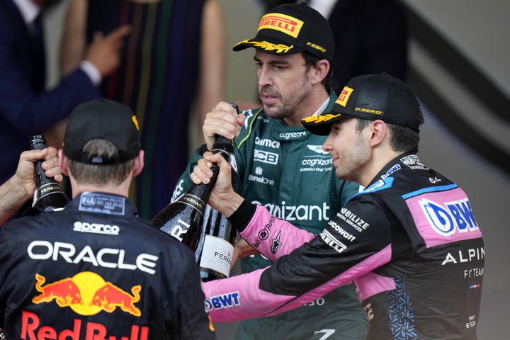 Αλόνσο: “Η σούπερ οδήγηση του Φερστάπεν κατέστρεψε το ρίσκο μας”