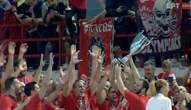 Η απονομή του πρωταθλήματος στον Ολυμπιακό