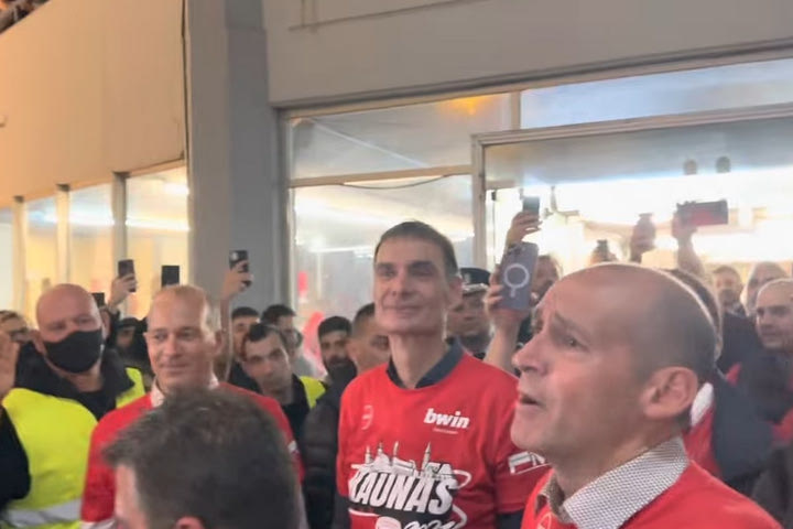 Ολυμπιακός: Αγγελόπουλοι και Μπαρτζώκας έγιναν ένα με τον κόσμο και αποθεώθηκαν μετά την πρόκριση στο Final Four