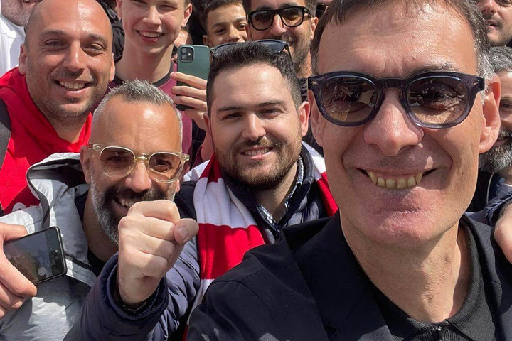 Final Four 2023, Ολυμπιακός: Αυτή είναι η selfie που τράβηξε ο Γιώργος Μπαρτζώκας με το κινητό οπαδού