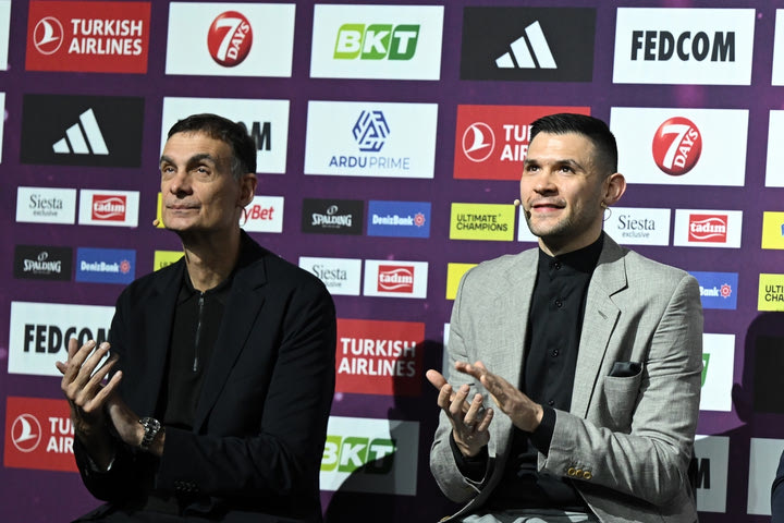 Final Four 2023, Ολυμπιακός: Το χειροκρότημα των Μπαρτζώκα – Παπανικολάου τη στιγμή της βράβευσης του Βεζένκοβ