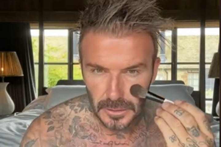 Μπέκαμ: Ανέλαβε χρέη influencer τρολάροντας την σύζυγό του και μας έδωσε συμβουλές για το σωστό μακιγιάζ