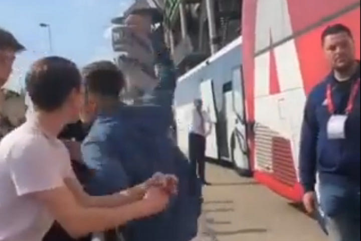 Άγιαξ: Ο Μπέρχαους έριξε γροθιά σε οπαδό της Τβέντε έξω από το γήπεδο