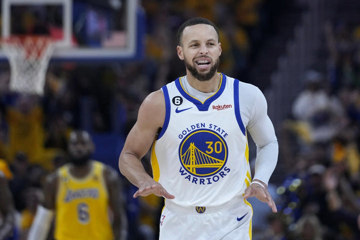 NBA: Οι πρωταθλητές Γουόριορς παραμένουν ζωντανοί, λύγισαν τους Λέικερς με σούπερ Κάρι και μείωσαν σε 3-2, αγωνία για Ντέιβις