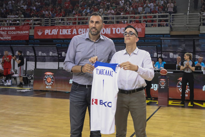 Final Four Elite League: Συγκίνηση στα Λιόσια για τη βράβευση του Παναγιώτη Τζαβέλα