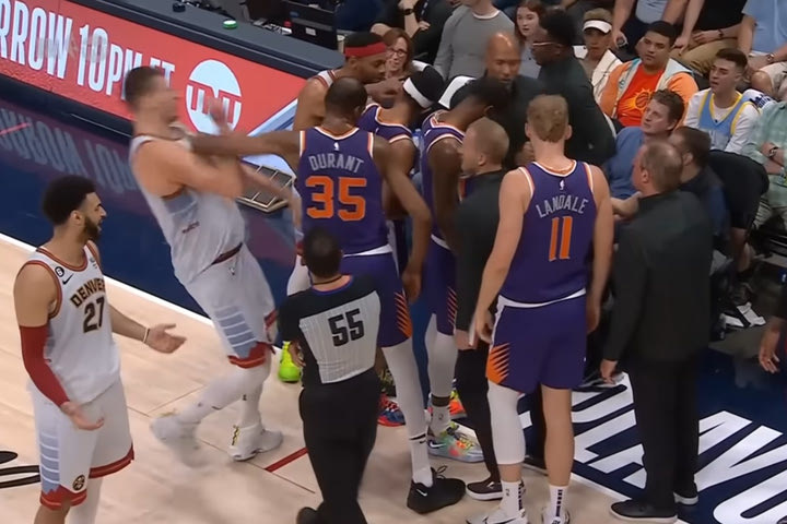 NBA: Ο Ντουράντ απώθησε τον Γιόκιτς και χρεώθηκε με τεχνική ποινή