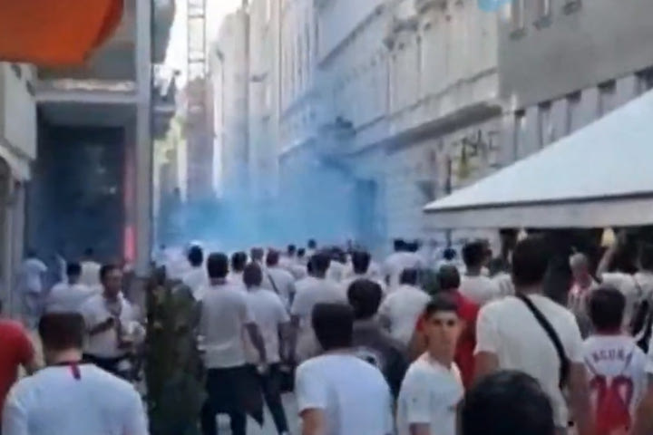 Σεβίλλη – Ρόμα: Στο νοσοκομείο δύο οπαδοί, χούλιγκαν της Σλασκ και της Φερεντσβάρος κατά των Ισπανών