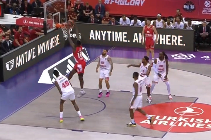 Final Four 2023, Ολυμπιακός: Ο Φαλ ισοπέδωσε τον Χολ και κάρφωσε την μπάλα με εμφατικό τρόπο