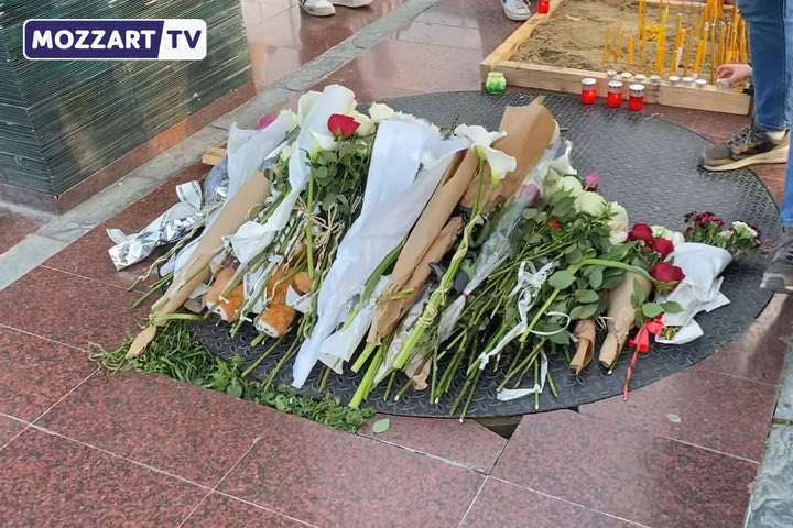 Οι οπαδοί της Παρτίζαν άφησαν λουλούδια και άναψαν κεριά πριν από το Game 4 με τη Ρεάλ για τα θύματα του μακελειού