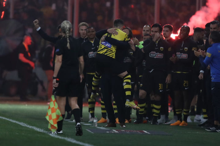 ΑΕΚ – Βόλος: Ο Γκατσίνοβιτς έκανε το 2-0 με πλασε και έσπευσε να αγκαλιάσει τον Αλμέιδα στον πάγκο της Ένωσης