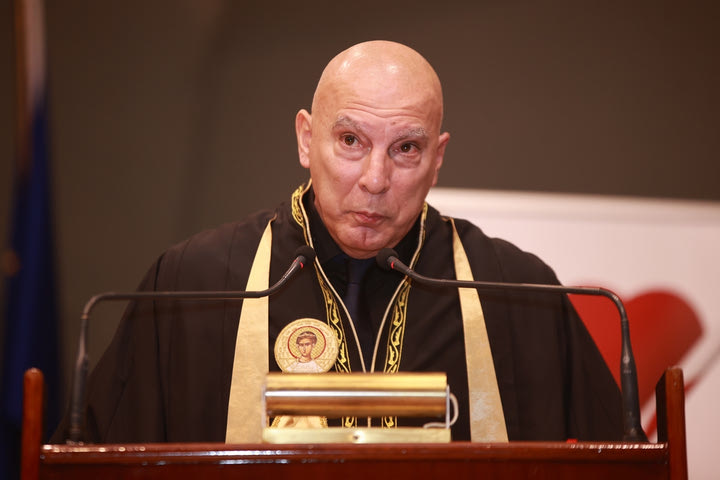 Η συγκίνηση του Νίκου Γκάλη κατά την αναγόρευσή του σε Επίτιμος διδάκτωρ φυσικής αγωγής και επιστημών